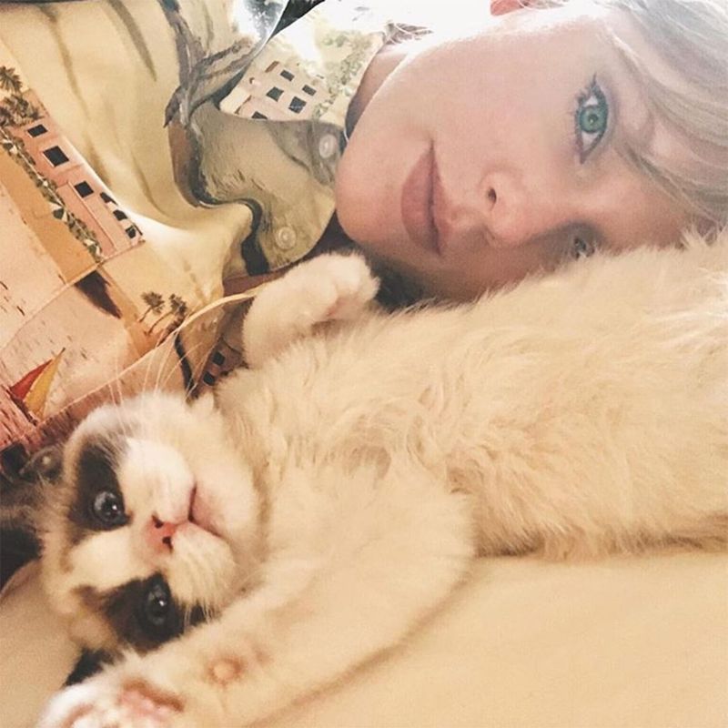 Taylor Swift and Olivia Benson